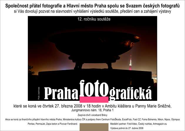 Černá slunečnice mlsá v cukrárně. Autor: Ilona Cíchová