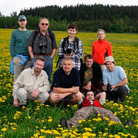 Černá slunečnice na Šumavě. Stojí: Martin, Jaromír, Ivanka, Ilonka. Sedí: Ivan, Michal, Milan, Miloš. Ležící: Petr. Autor: Ilona Cíchová